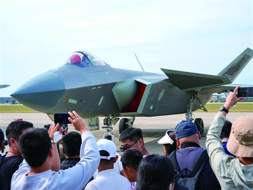 观众参观歼-20战机